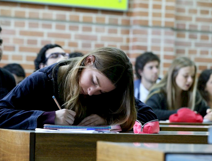 Estudiantes en sala de clases, en el marco del financiamiento estudiantil de la educación superior.