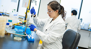 Investigadora trabajando en un laboratorio.