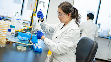 Investigadora trabajando en un laboratorio.
