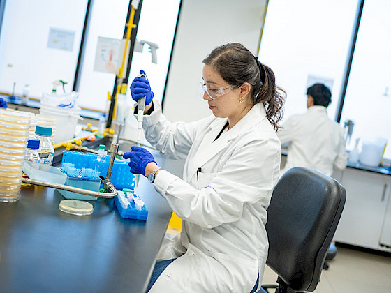 Investigadora trabajando en un laboratorio.