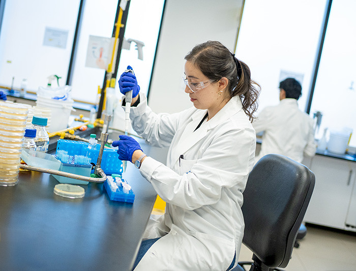 Investigadora trabajando en un laboratorio.
