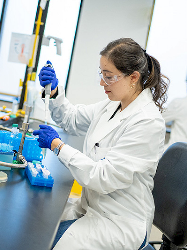 Investigadora trabajando en un laboratorio.