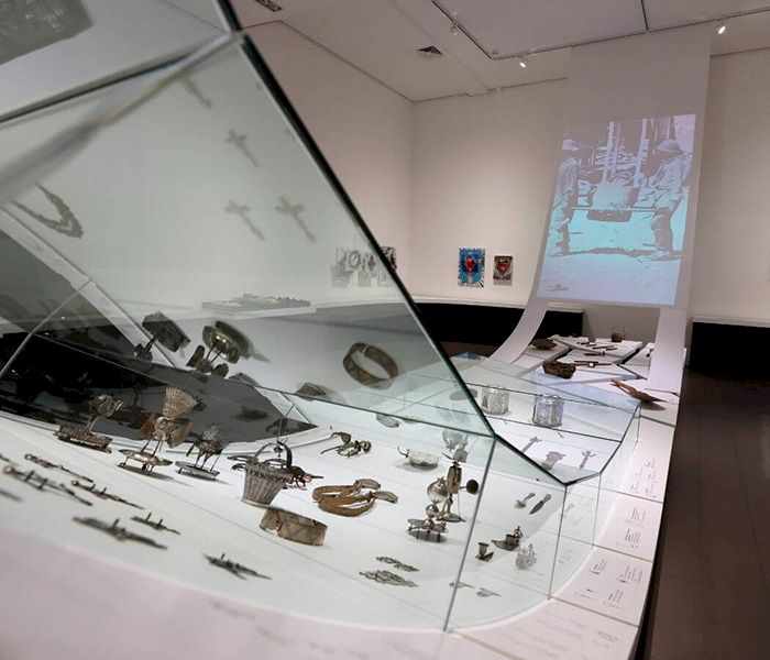 Muestra Plata. Lujo y ruina.