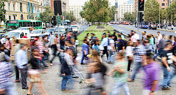 Personas cruzando la calle en el centro de Santiago.