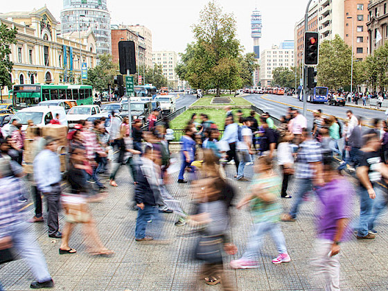 Personas cruzando la calle en el centro de Santiago.