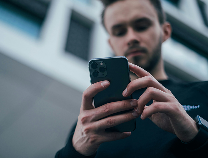 Joven mirando un celular.