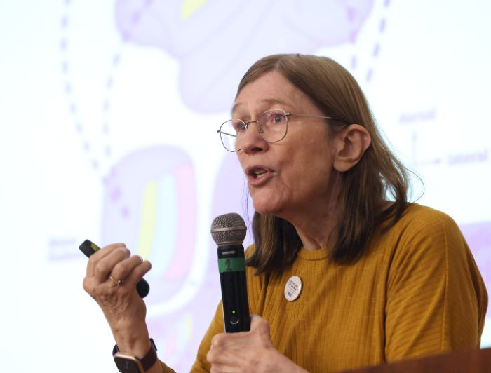 imagen correspondiente a la noticia: "Bárbara Oakley visitó la UC para reflexionar sobre el impacto de la IA en el aprendizaje"