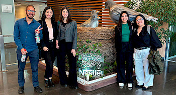 Estudiantes de doctorado UC en las oficinas de Nestlé.