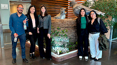 Estudiantes de doctorado UC en las oficinas de Nestlé.