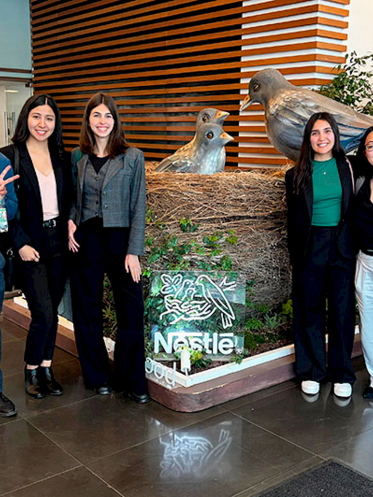 Estudiantes de doctorado UC en las oficinas de Nestlé.