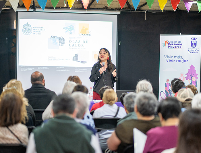 Eliette Angel, directora de Comunicación del Conocimiento, en una presentación de la serie frente al público.