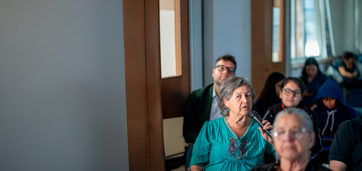 Mujer mayor hablando en una actividad de Testigos del Cambio Climático.