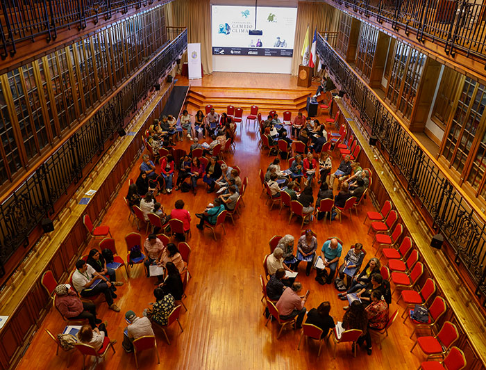 Asistentes al lanzamiento de Testigos del Cambio Climático participando en una actividad de mediación en grupos.