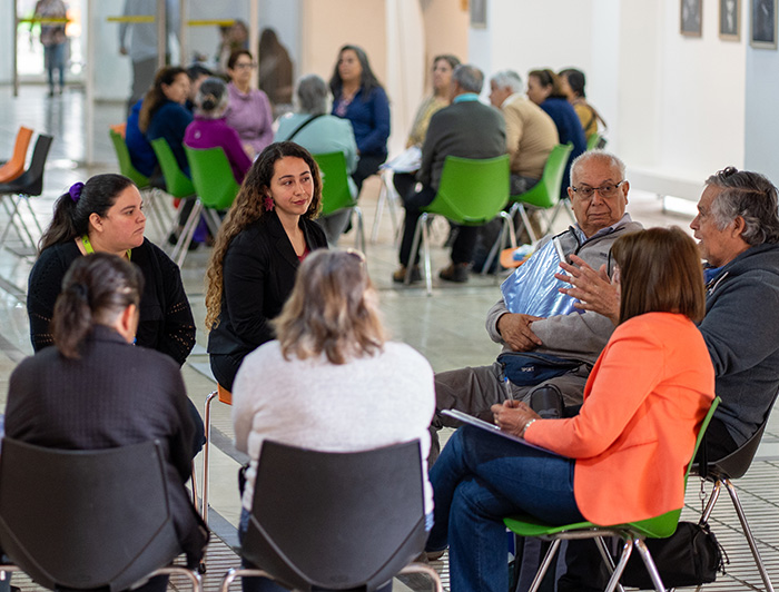 Participantes de la mediación de Testigos del Cambio Climático en grupos.