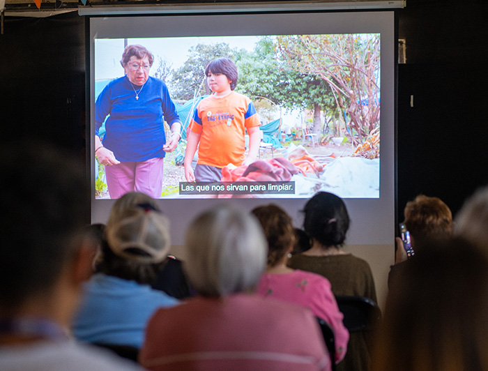 Público viendo la proyección de la serie web Testigos del Cambio Climático.
