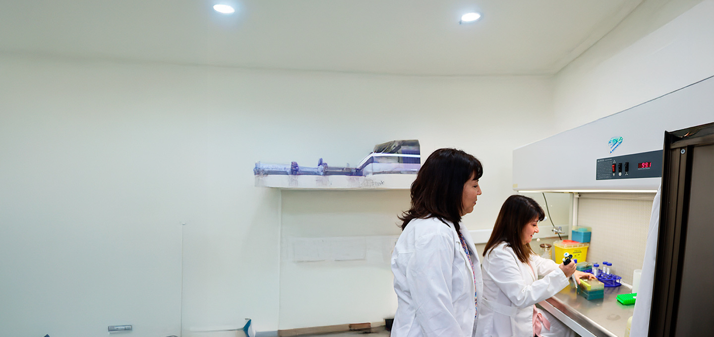 Investigadoras trabajando en laboratorio.