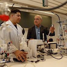 Estudiante de Doctorado Diego Véliz y el profesor Mauricio Isaacs. Foto Karina Fuenzalida