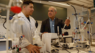 Estudiante de Doctorado Diego Véliz y el profesor Mauricio Isaacs. Foto Karina Fuenzalida