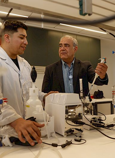 Estudiante de Doctorado Diego Véliz y el profesor Mauricio Isaacs. Foto Karina Fuenzalida