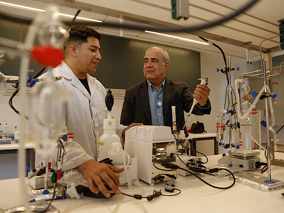 Estudiante de Doctorado Diego Véliz y el profesor Mauricio Isaacs. Foto Karina Fuenzalida