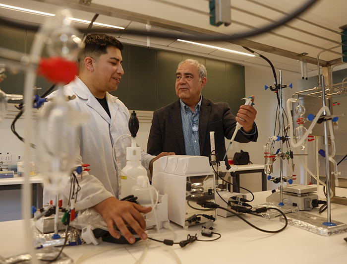 Estudiante de Doctorado Diego Véliz y el profesor Mauricio Isaacs. Foto Karina Fuenzalida