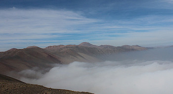Niebla entrando al desierto de Atacama desde el océano Pacífico.