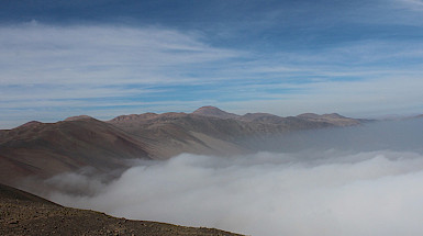 Niebla entrando al desierto de Atacama desde el océano Pacífico.