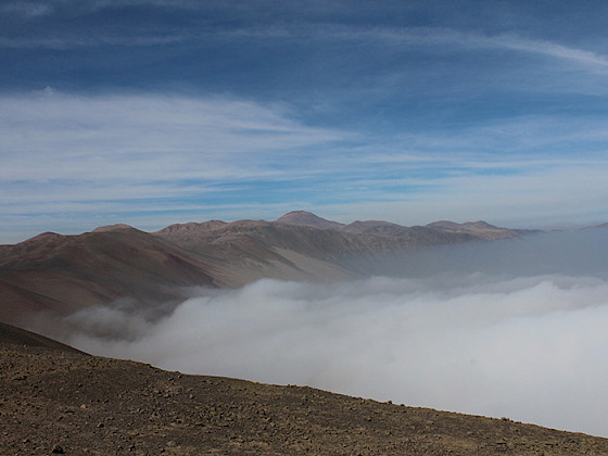 Niebla entrando al desierto de Atacama desde el océano Pacífico.