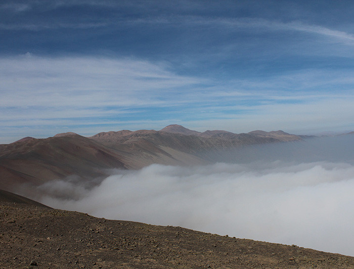 Niebla entrando al desierto de Atacama desde el océano Pacífico.