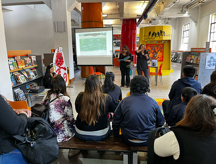 Profesores y escolares en una presentación del software Sueñaletras.
