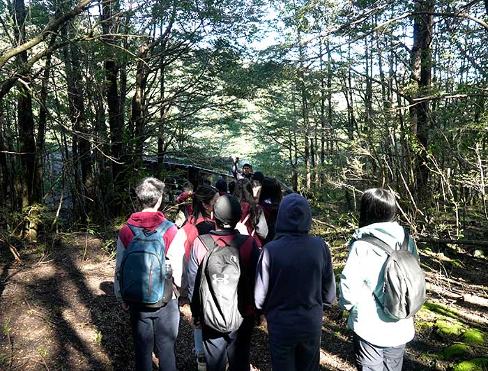 Escolares realizando el recorrido de Laboratorio Vivo.