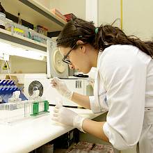 Investigadora trabajando en un laboratorio.