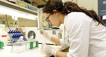Investigadora trabajando en un laboratorio.