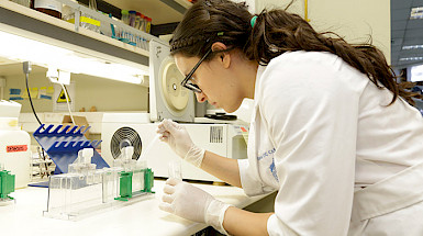 Investigadora trabajando en un laboratorio.