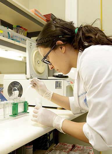 Investigadora trabajando en un laboratorio.