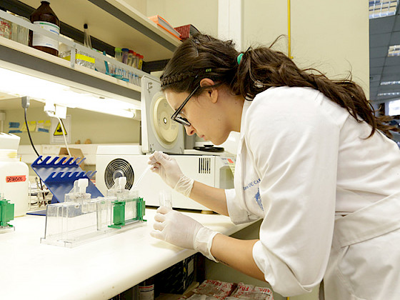 Investigadora trabajando en un laboratorio.