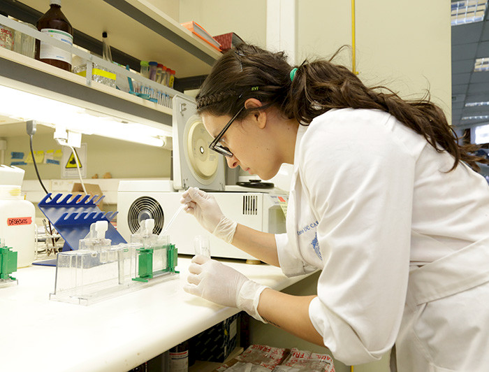 Investigadora trabajando en un laboratorio.