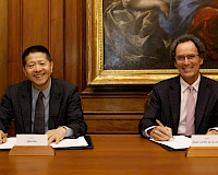 Rectores Qiu Xin y Juan Carlos de la Llera