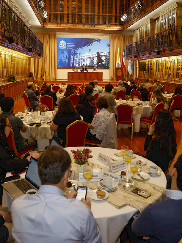 Vista general del Foro, aula magna Manuel José Irarrázaval. Créditos: Karina Fuenzalida