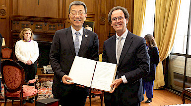 Minister Huai Jinpeng and Juan Carlos de la Llera