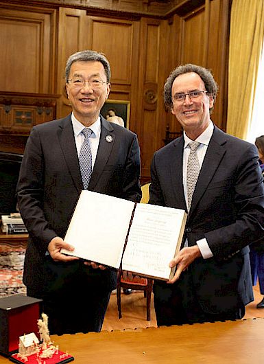 Minister Huai Jinpeng and Juan Carlos de la Llera