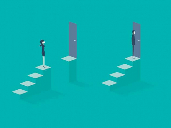 Ilustración. Una mujer al final de una escalera, separada por un espacio de la puerta a la que quiere acceder. Al lado un hombre al final de una escalera similar, pero no no hay espacio entre la puerta y él.