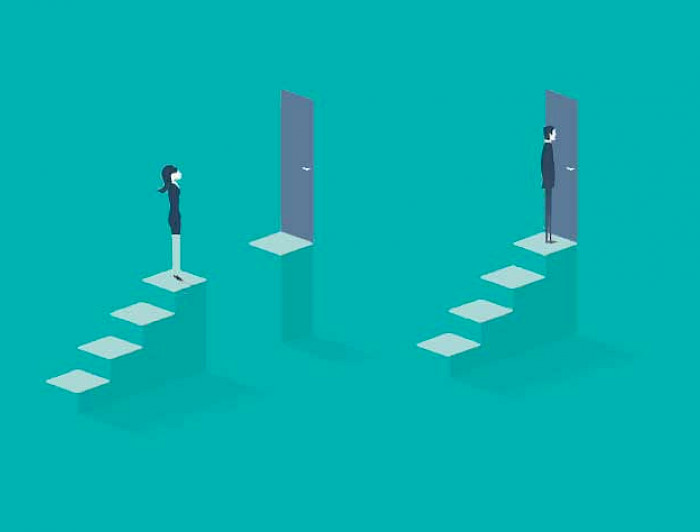 Ilustración. Una mujer al final de una escalera, separada por un espacio de la puerta a la que quiere acceder. Al lado un hombre al final de una escalera similar, pero no no hay espacio entre la puerta y él.