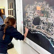 Alumna muestra un punto en un mapa.