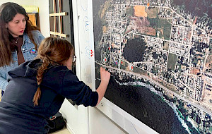 Alumna muestra un punto en un mapa.