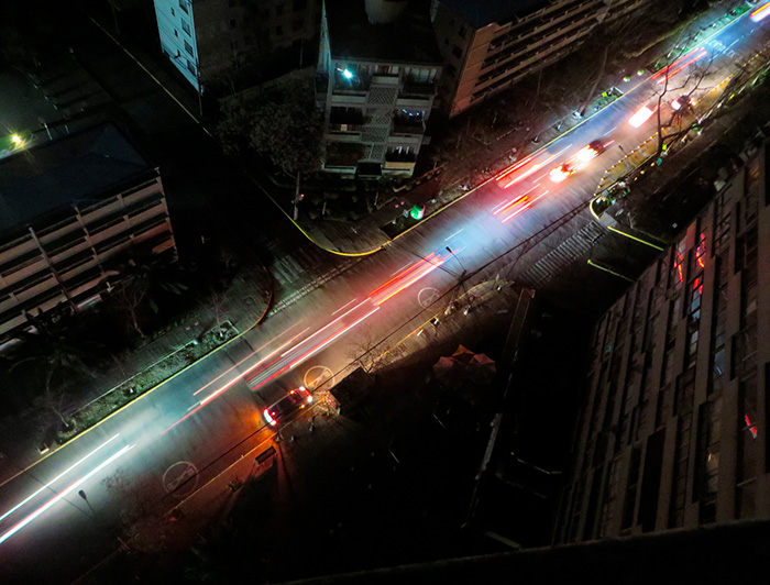 Vista de edificios y una calle durante un corte de energía en la noche.