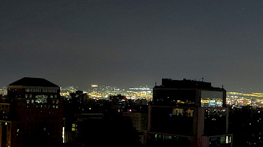 Edificios en primer plano a oscuras, durante un apagón parcial en Santiago.