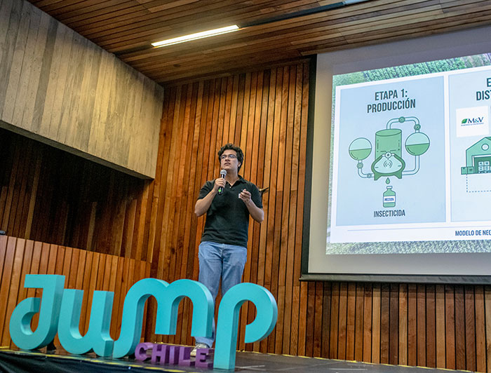Participande de Jump Chile presentando su proyecto.