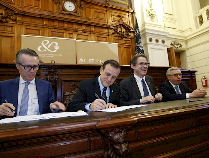 El rector Ignacio Sánchez, firmando tres convenios -estadística, astronomía y ecosistemas costeros- con el Centre National de la Recherche Scientifique (CNRS).