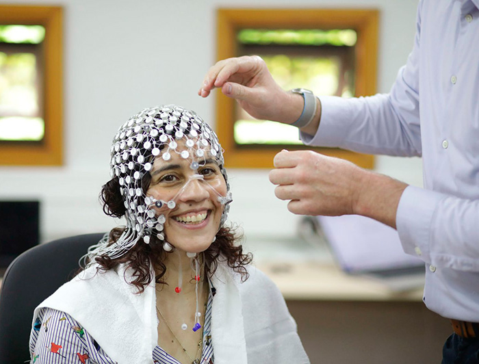 La directora del Laboratorio Dayna Moya probando el sistema de electroencefalografía.